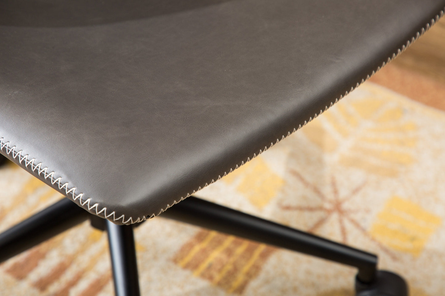 Roundhill Furniture Cesena Faux Leather 360 Swivel Air Lift Office Chair