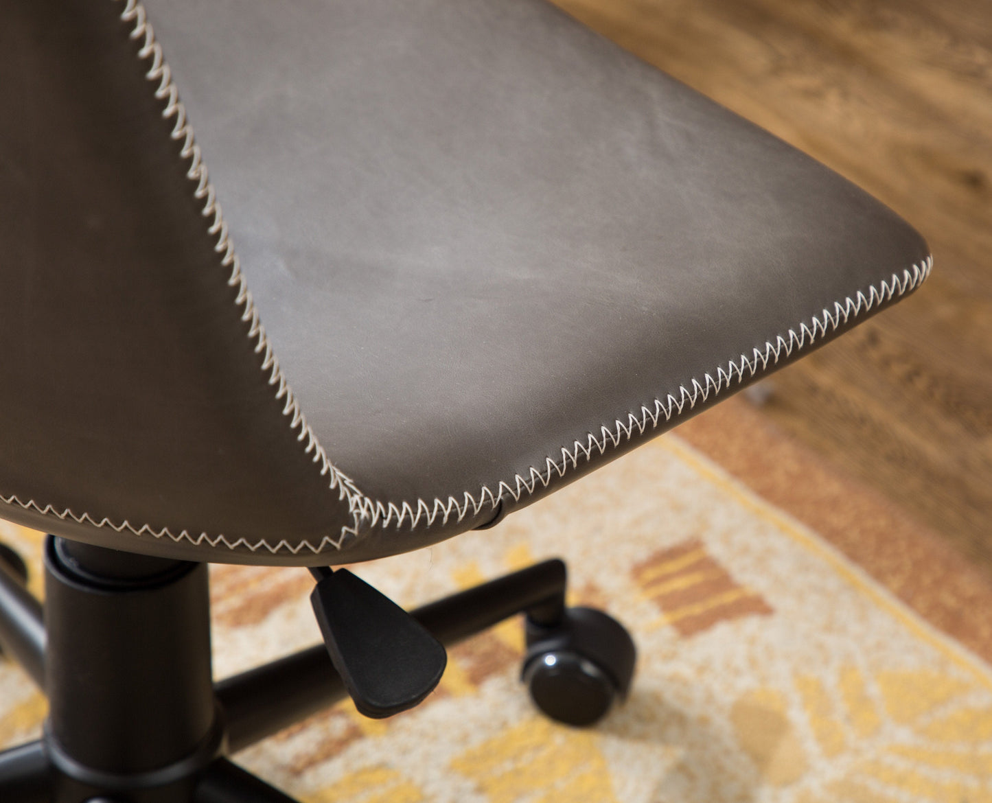 Roundhill Furniture Cesena Faux Leather 360 Swivel Air Lift Office Chair